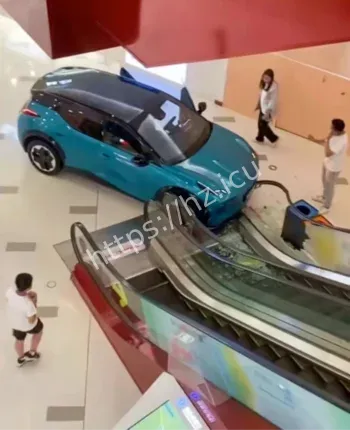 商场展车小孩撞店